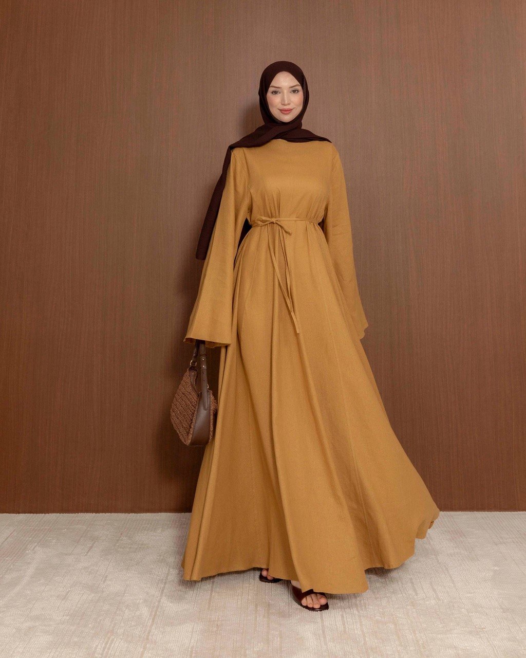 Maxikleid mit ausgestelltem Rock und Bindegürtel