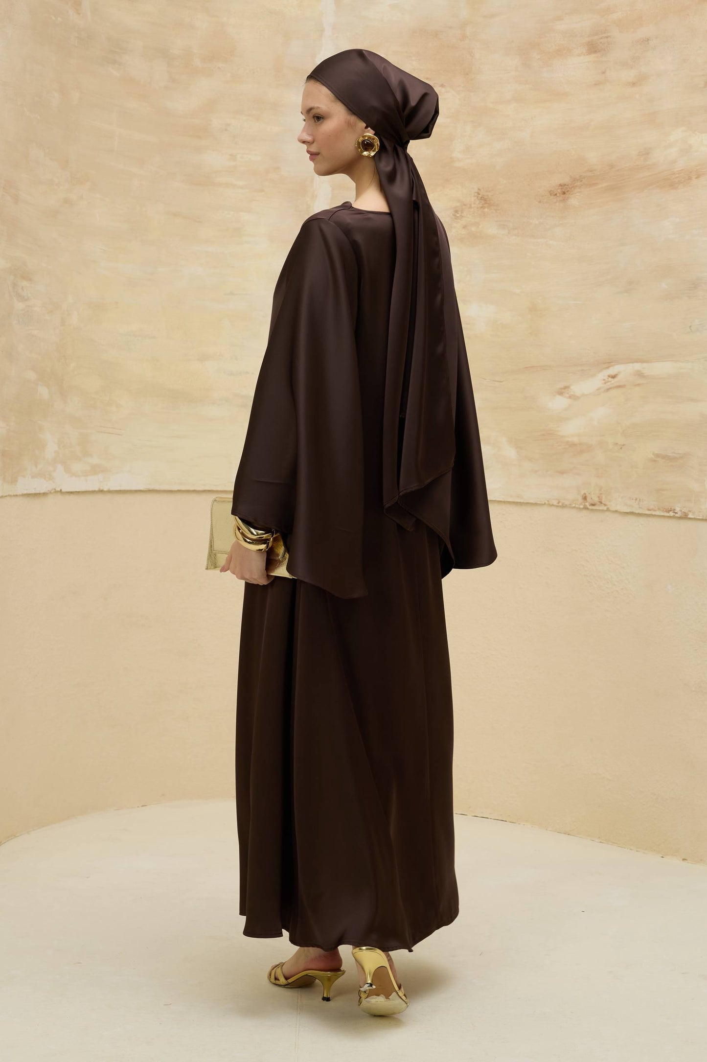 Elegantes drapiertes Satin-Maxikleid