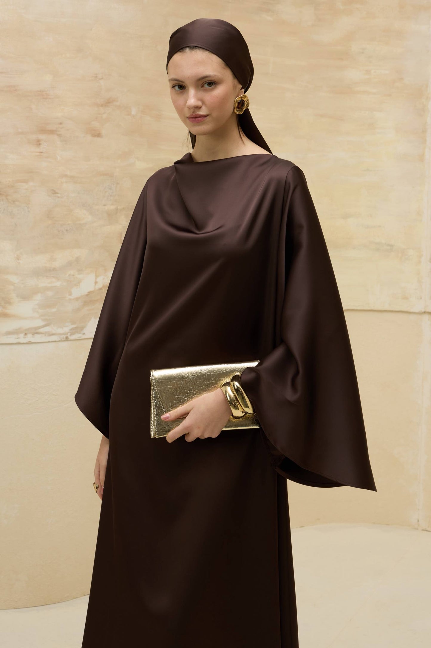 Elegantes drapiertes Satin-Maxikleid