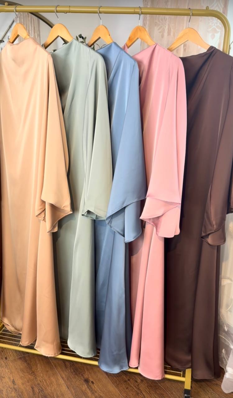 Elegantes drapiertes Satin-Maxikleid