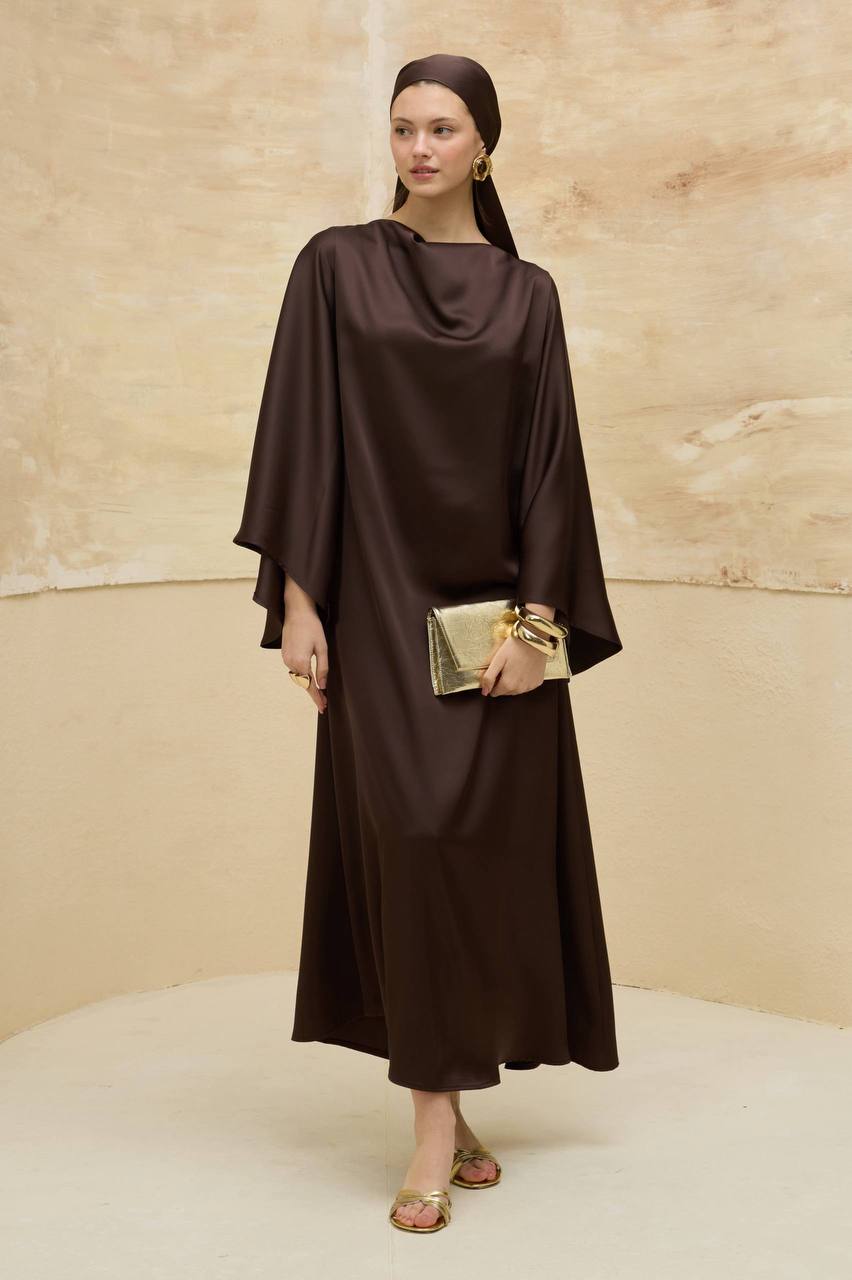 Elegantes drapiertes Satin-Maxikleid