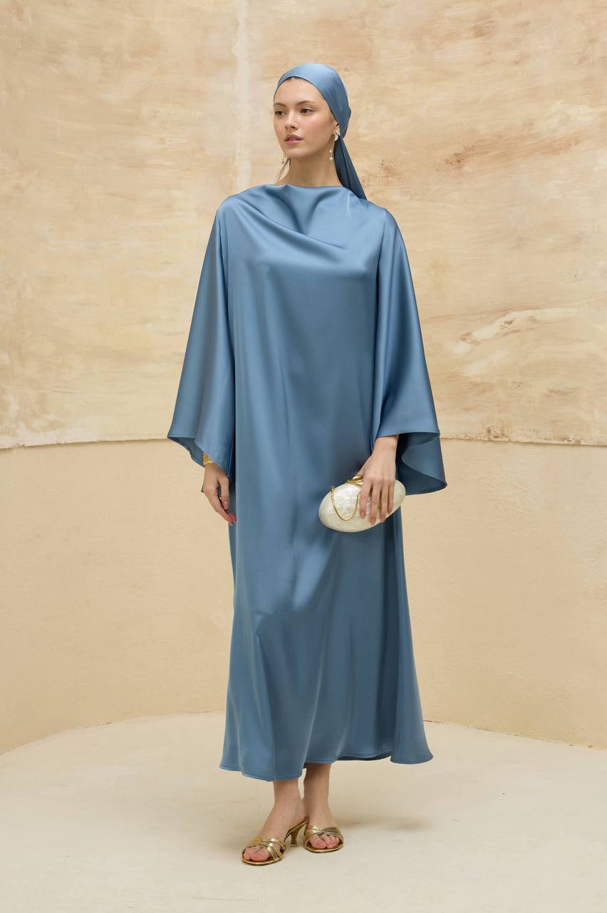 Elegantes drapiertes Satin-Maxikleid