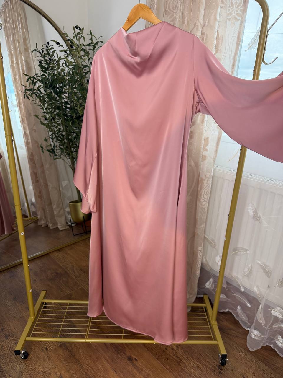 Elegantes drapiertes Satin-Maxikleid