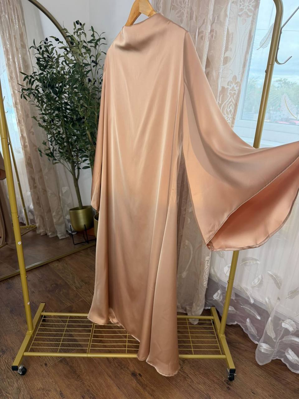 Elegantes drapiertes Satin-Maxikleid