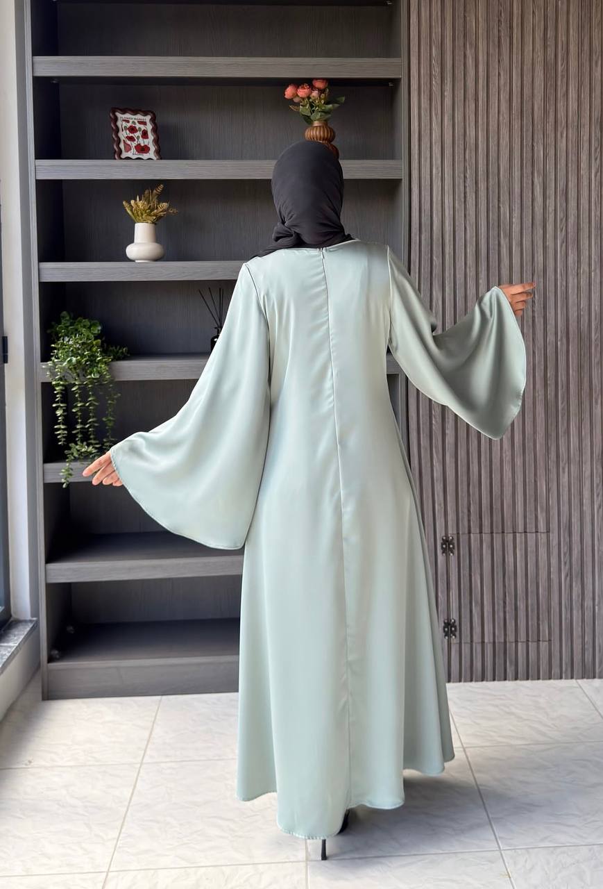 Elegantes drapiertes Satin-Maxikleid