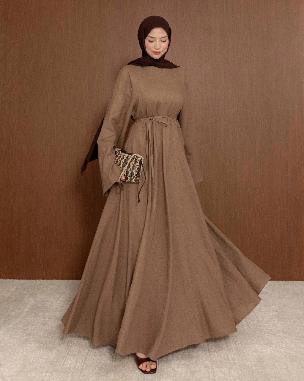 Maxikleid mit ausgestelltem Rock und Bindegürtel