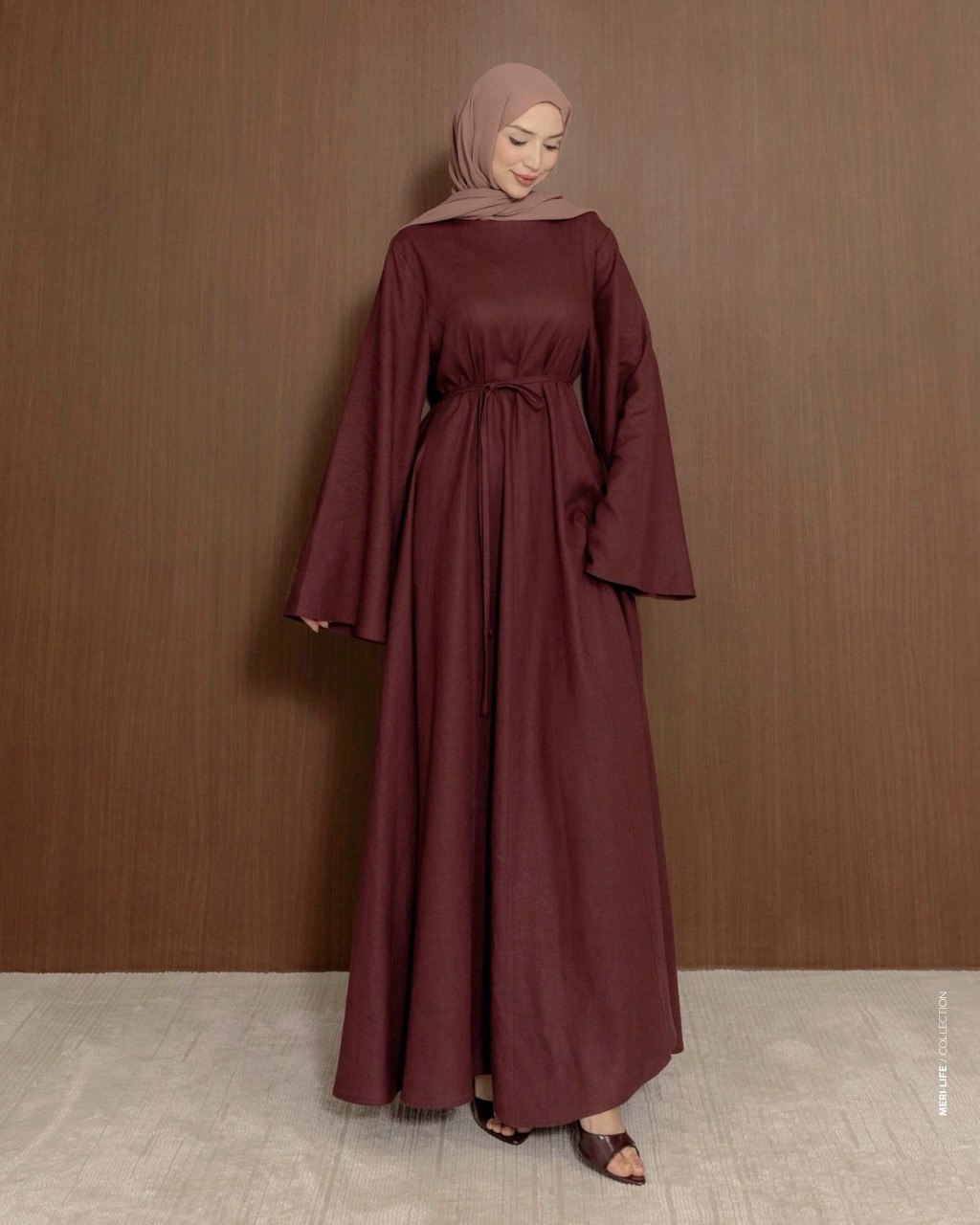 Maxikleid mit ausgestelltem Rock und Bindegürtel