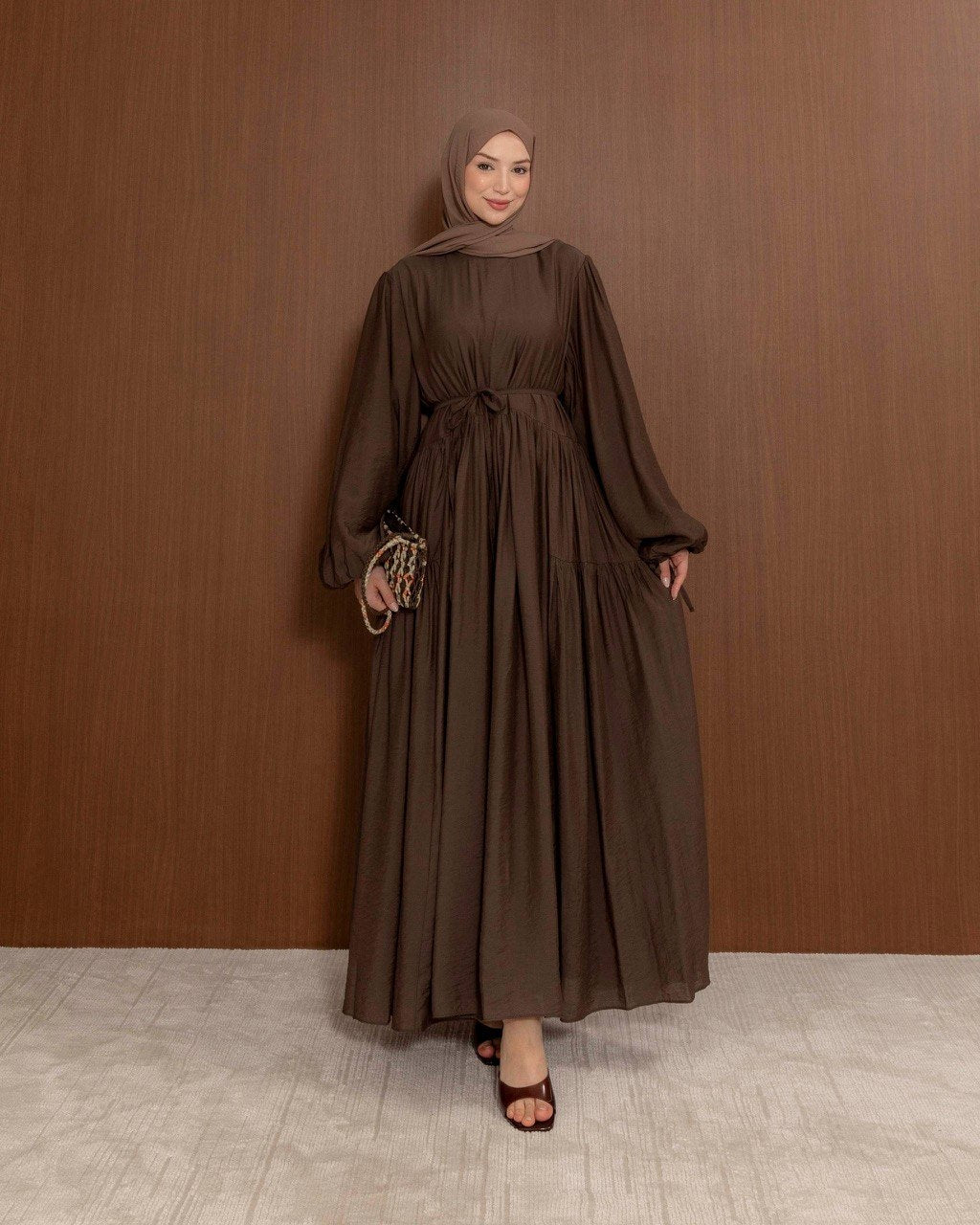 Schlichtes, gerafftes Maxikleid mit Bindegürtel | Alltägliche Eleganz