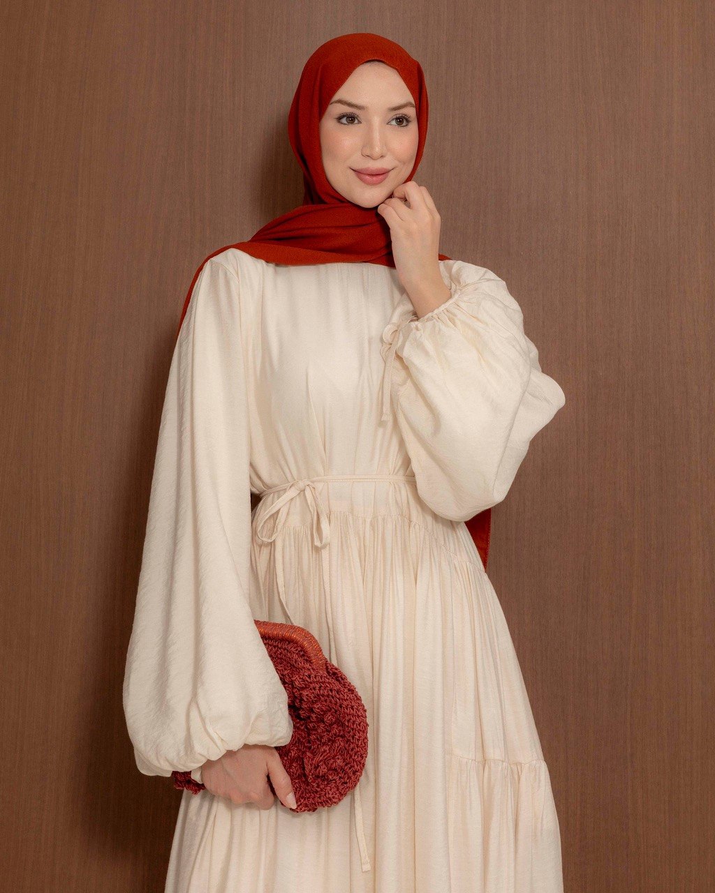 Schlichtes, gerafftes Maxikleid mit Bindegürtel | Alltägliche Eleganz