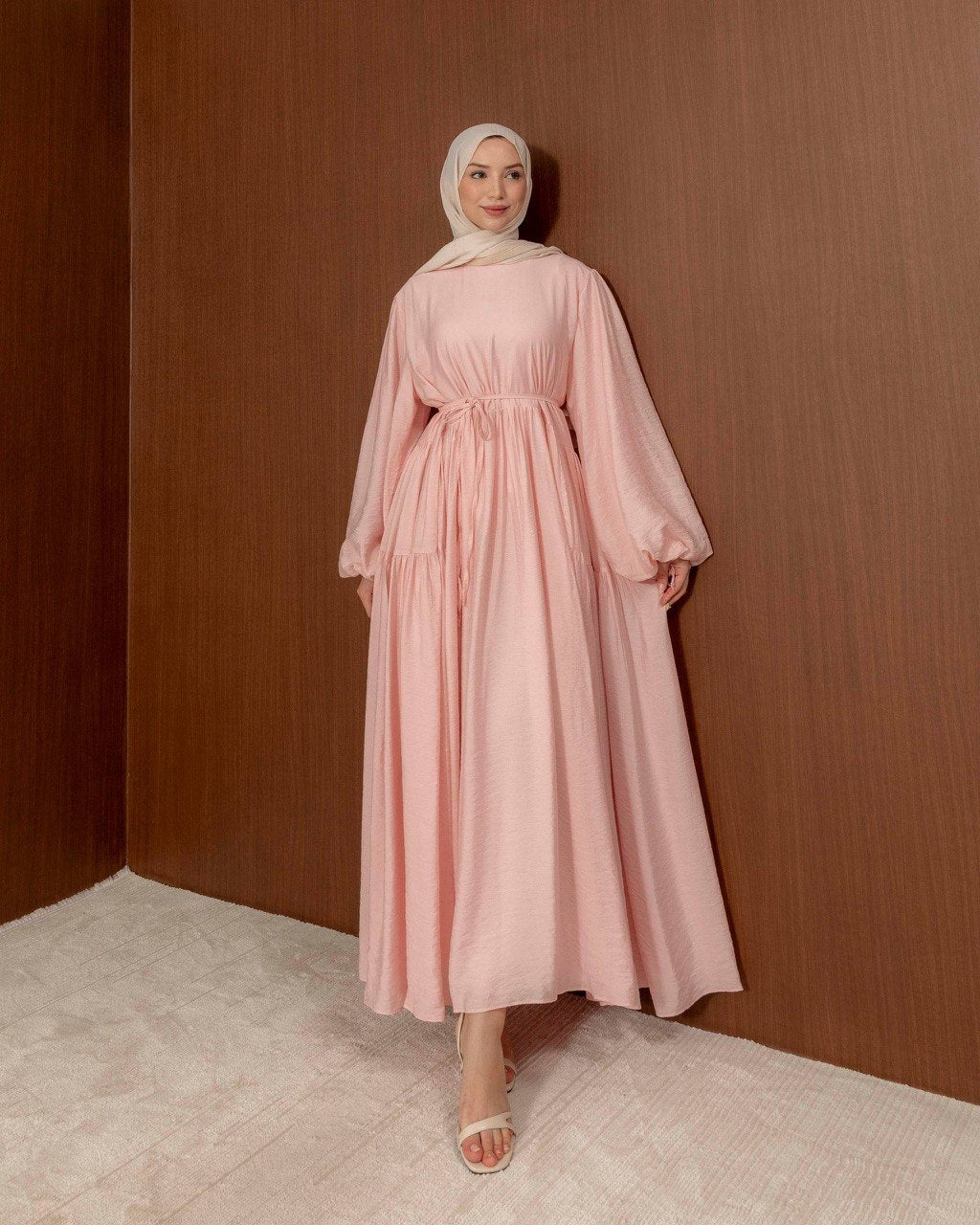 Schlichtes, gerafftes Maxikleid mit Bindegürtel | Alltägliche Eleganz