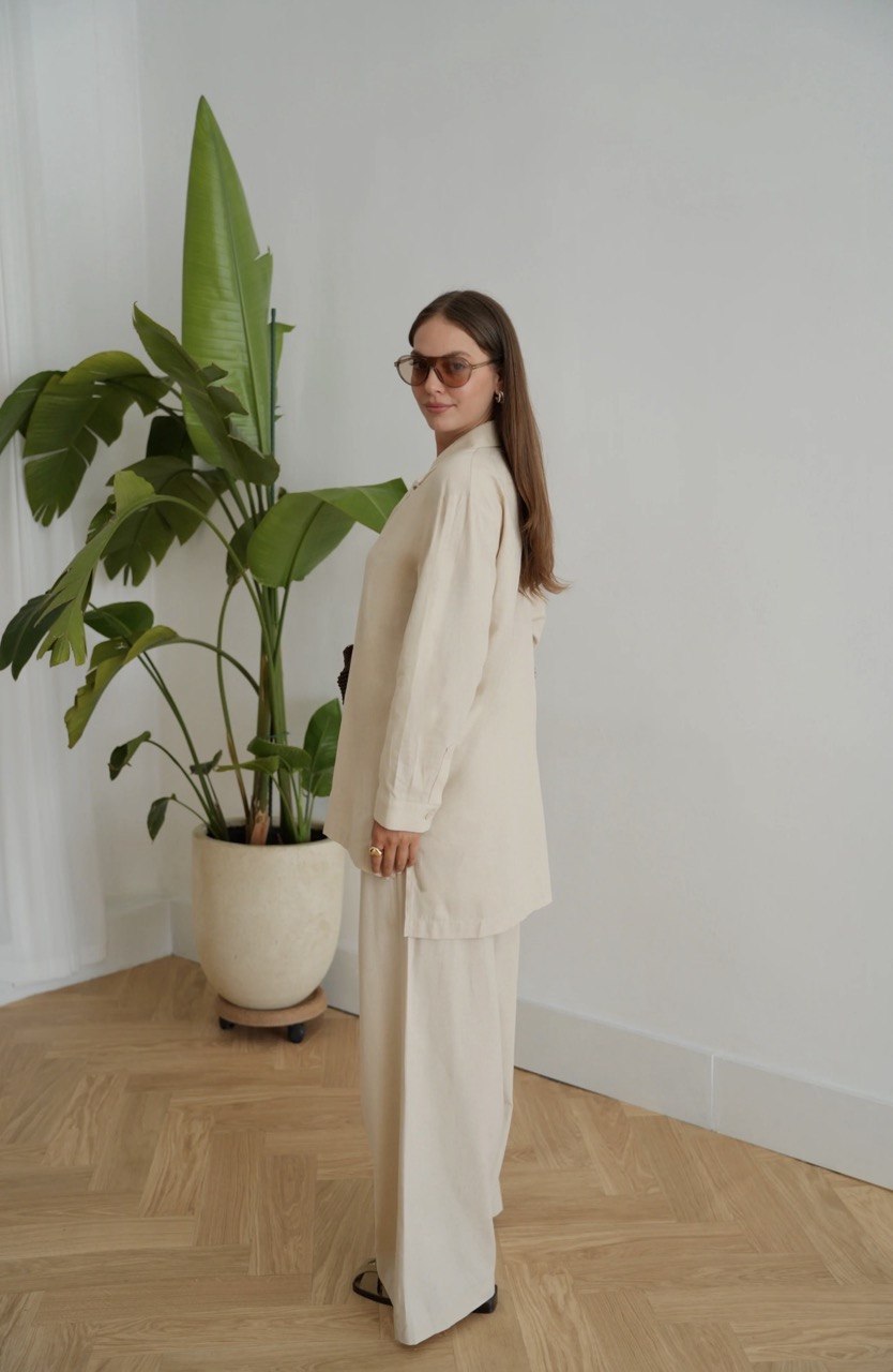 Dezentes Leinen-Set aus 100 % Leinen | Relaxed Shirt & Wide-Leg Trousers
